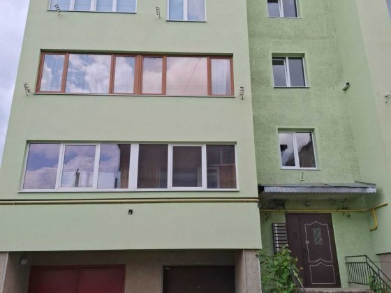 Продаю 3 кімнатну квартиру з гаражем. Газифікована. 82м2 Крихівці