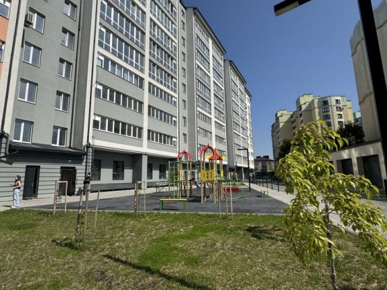 Тиха локація біля річки! 1-кімнатна квартира 46,6 м² з видом на місто Микитинці
