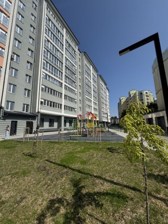 Тиха локація біля річки! 1-кімнатна квартира 46,6 м² з видом на місто - фото 1