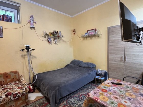 Продається 1 кімнатна квартира укомплектована з дуже хорошою ціною. Поряд залізнична станція, швидки
