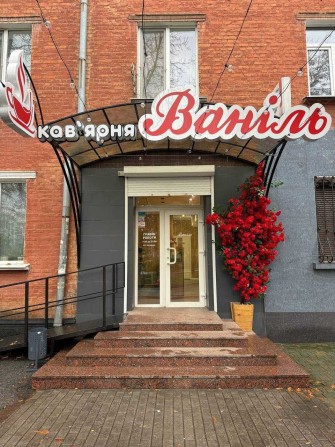 Оренда приміщення 53.7 кв. м. на червоній лінії (пл. Соборна, 4) - фото 1