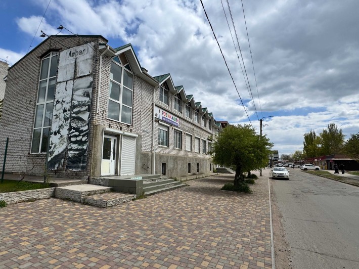 Сухомлинського 309 кв.м. прохідняк ТОП місце біля АТБ і Аврори - фото 1
