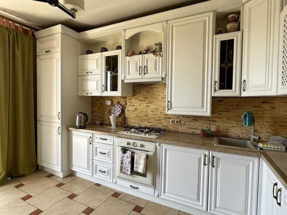Продаж 3 кімнатної квартири по вул. Тичини,2 ЖК Сонячний Край. Квартира має 3 окремі кімнати, 2 балк Зимняя Вода