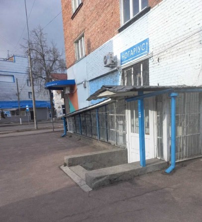 Оренда магазину на цокольному поверсі: у центрі, навпроти універмагу - фото 1