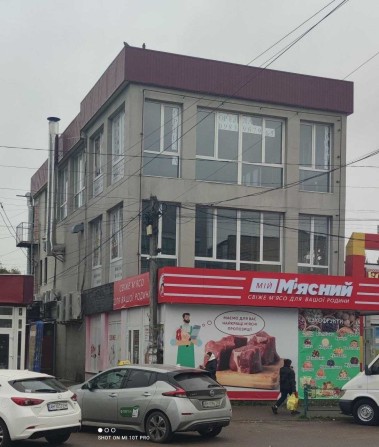 Здається в оренду ДРУГИЙ та ТРЕТІЙ поверхи нежитлового торгівельного приміщення в м.Коростень вул.Ге - фото 1