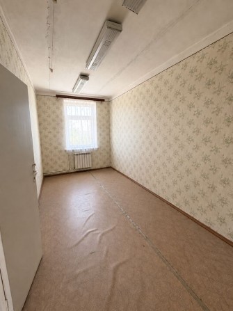 Оренда суміжних нежитлових приміщень 27,5 м² – вул. Героїв Майдану, 25, Лебедин - фото 1