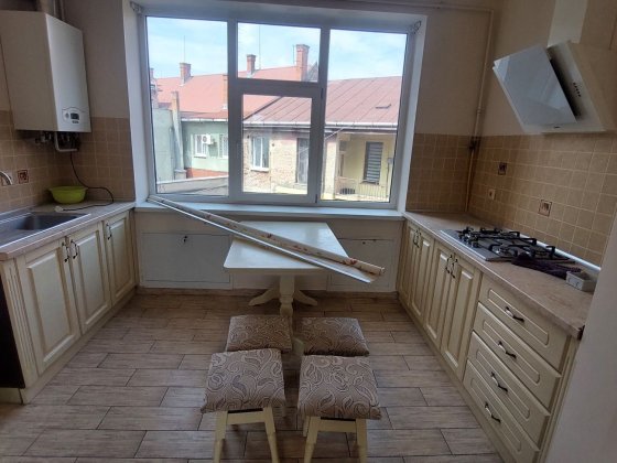 Здається в оренду, 3х кім квартира, на 2му поверсі читири поверхового будинку в центрі міста по вули Мукачево