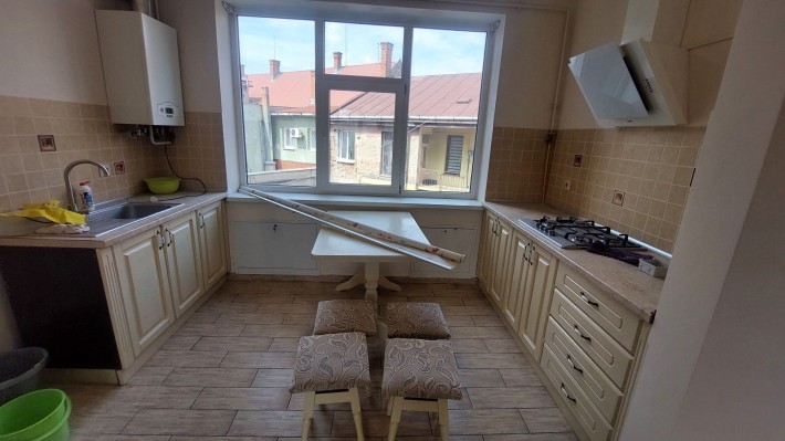 Здається в оренду, 3х кім квартира, на 2му поверсі читири поверхового будинку в центрі міста по вули - фото 1