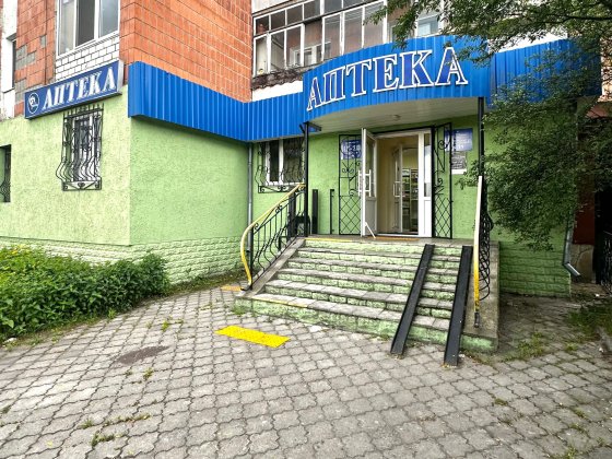 Здам ФАСАДНЕ комерційне приміщення біля зупинки з ХОРОШИМ ТРАФІКОМ Сарны