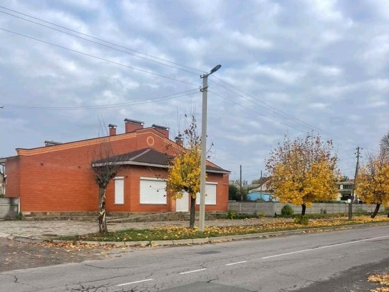 Здається в оренду приміщення 235 кв м,є також  двір  2 сотки Умань