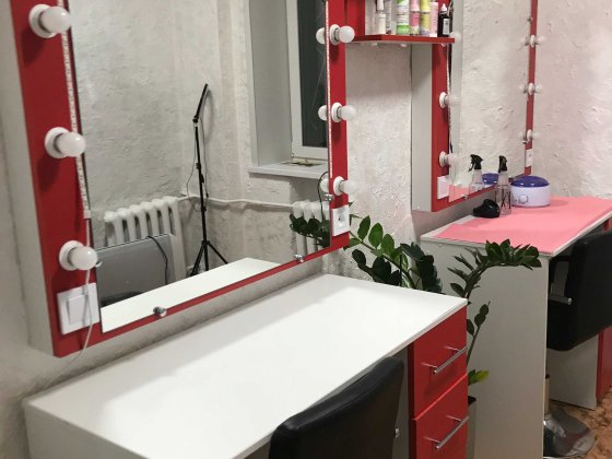 Здається в ОРЕНДУ робочі місця для  ПЕРУКАРІВ, БРОВІСТА.