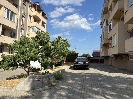 Продаю 1 ком кв в центре поселка в новом ЖК Великодолинське