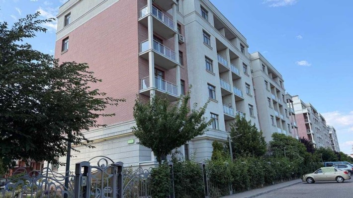 Просторная квартира в  кирпичном ломе  на Каркашадзе - фото 1