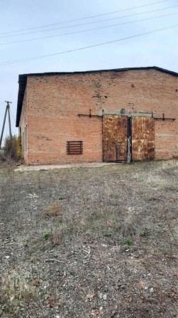 Здаються 2 приміщення по ціні одного! 1400 м² + 3 гектари території - фото 1