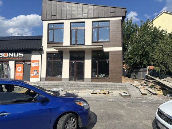Оренда фасадної будівлі 363 м² під магазин, клініку, офіс Хотов