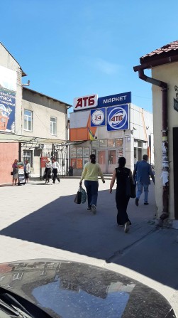 Оренда торгового приміщення у центрі міста Сокаль. ТЦ поруч з магазином АТБ. Другий поверх, вітрина. - фото 1