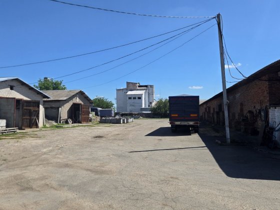 Продам або здам в дострокову оренду склади!