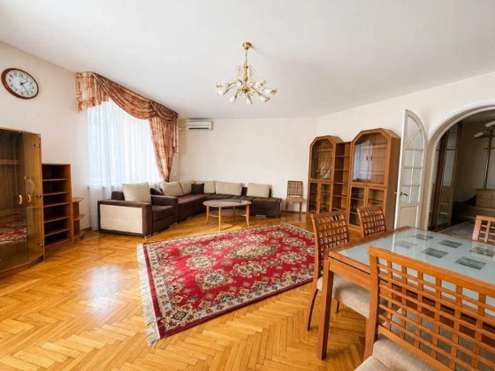 Продам 4-кімнатну квартиру вул.Кониського 52/58 Київ