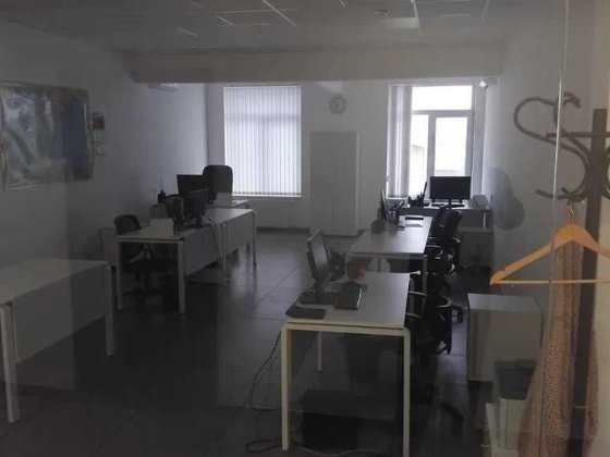 Офісні приміщення з меблями та без