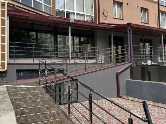 Оренда комерційного приміщення 220 м.кв. Фасад. Вітрини. Великий трафік. Парковка