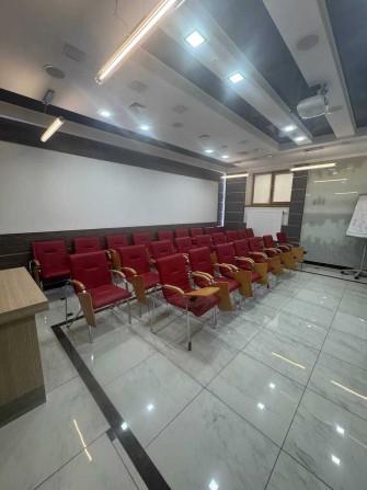 Оренда сучасного офісу 369 м² з ресепшн та конференц-залом - фото 1