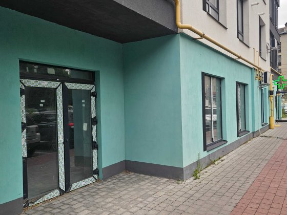 Комерція на червоній лінії вул.Національної Гвардії, біля АТБ. Є парковка
