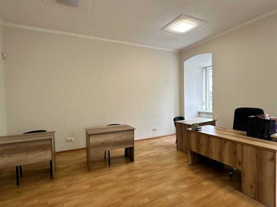 оренда комерційного приміщення в центрі міста з парковкою