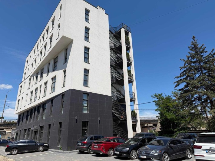 Оренда фасадного приміщення 187 м² .3 входи. Вітрини. Парковка .Базовий  ремонт під орендаря - фото 1