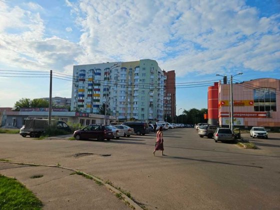Сади-2, Паровоз, торгове приміщення