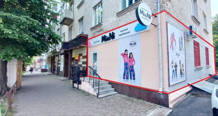Центр вул. Благовісна 182, є підйомник для людей з інвалідністю - фото 1
