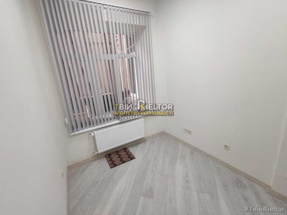 Здам окремий кабінет 9 м² в центрі, вул. Кохановського — під офісну діяльність Черновцы