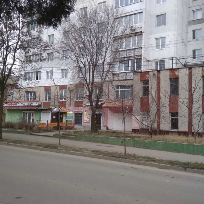 Фасадне торгово-офісне приміщення 42 м² в центрі, вул. Незалежності, 10 - фото 1