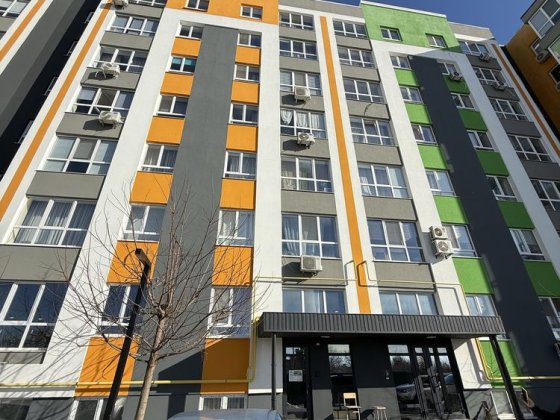 Продається комерційне приміщення з ремонтом ,  для будь яких послуг. Будинок новий та заселений. Зро Гостомель