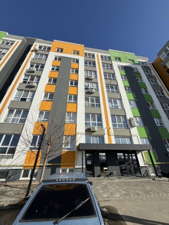 Продається комерційне приміщення з ремонтом ,  для будь яких послуг. Будинок новий та заселений. Зро - фото 1