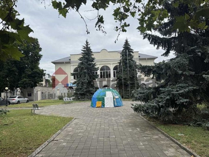 Продажа здания с территорией в центре Черноморска. код 493911 - фото 1