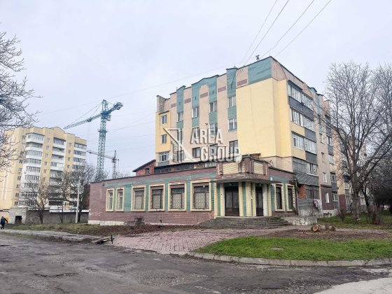 Фасадно-кутове комерційне приміщення на перехресті Каменец-Подольский