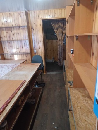 Продам в м.Мерефа магазин та ангар  з 9/25 житлового будинку - фото 1