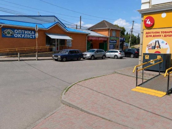 Готовий бізнес у центрі Миргорода: Двоповерхова комерція з орендарями + складські приміщення Миргород