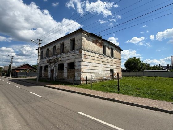 Продається комерційне приміщення з земельною ділянкою у перспективній локації. Сарни