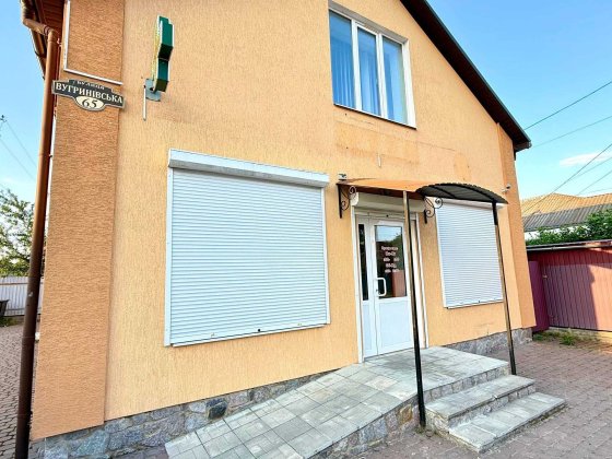 Продаж. Комерційна будівля, 2 поверхи, 132.2 квадрати, 2 сотки. Центр Хмільника Хмельник