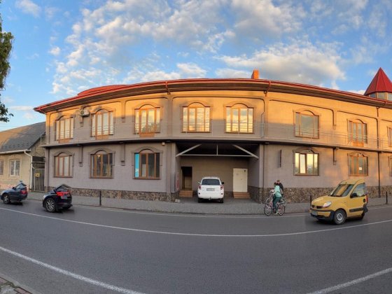 Продається комерційний комплекс у місті Тячів  — готовий орендний бізнес із пасивним доходом! Тячів