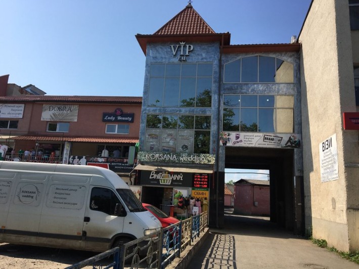 Продаеться діючий торговий центр , VIP, у центі м. Іршава - фото 1