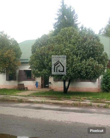 Продається комерційне приміщення з приватизованою ділянкою - фото 1