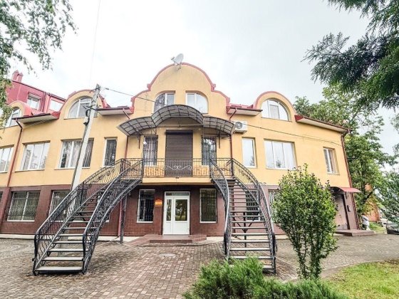 Готовий бізнес плюс житлова частина | Комерційний комплекс 591,2 м² у центрі Богородчан Богородчани