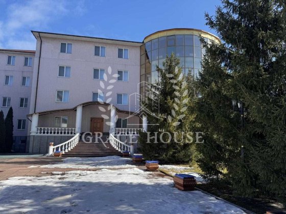 Продаж будівлі ОЗС 3000м під готель клініку пансіонат село Хотів 2 км від Києва Лісники 60 соток зем Хотов