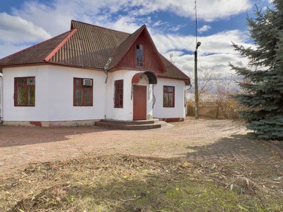 Продається приміщення колишньої пекарні з великою власною територією та складами Гайворон