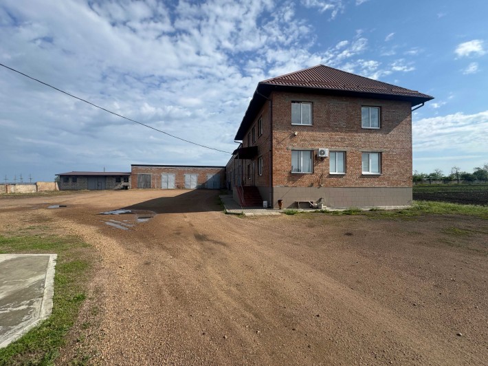 Продається комплекс - ремонтні бокси, адмінбудівля, склад, виробничі приміщення - фото 1