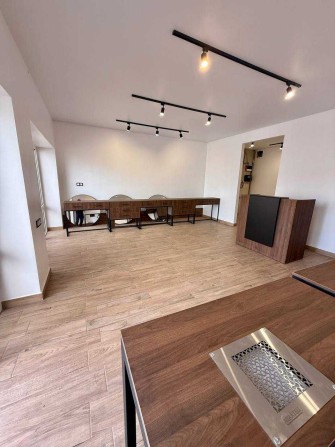 Продаж комерційного приміщення з ремонтом 44 м² вул. Героїв Крут - фото 1