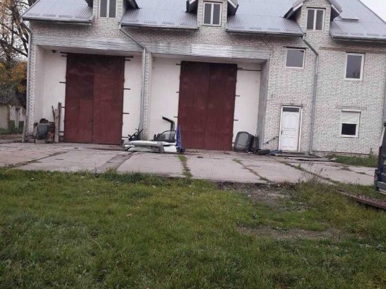 Продаж комерційної нерухомості (2 будівлі+територія) Городок