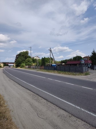 Продаж магазину/кафе та фасадної земельної ділянки 12 сот. в центрі с. Малехів на трасі Львів - Київ - фото 1